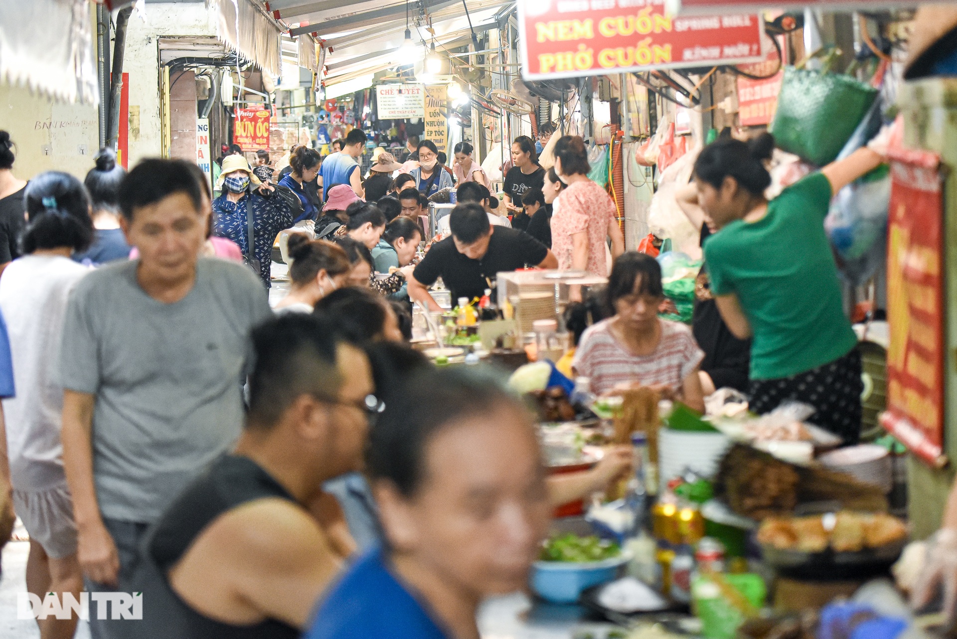 Ngõ Ẩm Thực Chợ Đồng Xuân